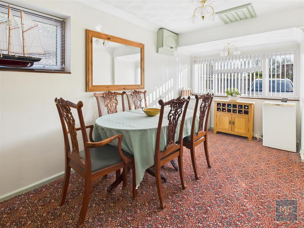 Dining Room/Bed 4