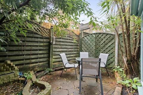 2 bedroom flat for sale, Charteris Road, London, NW6