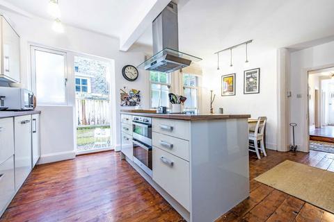 3 bedroom flat for sale, Valley Road, London SW16