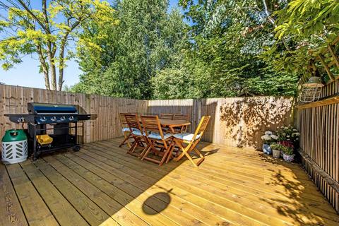 3 bedroom flat for sale, Valley Road, London SW16