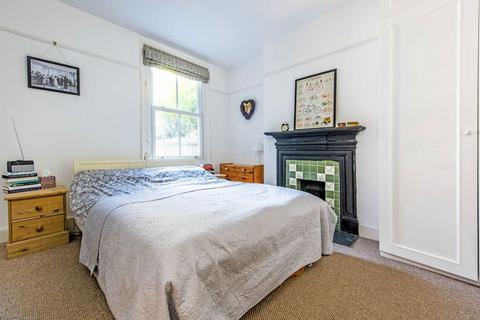 3 bedroom flat for sale, Valley Road, London SW16
