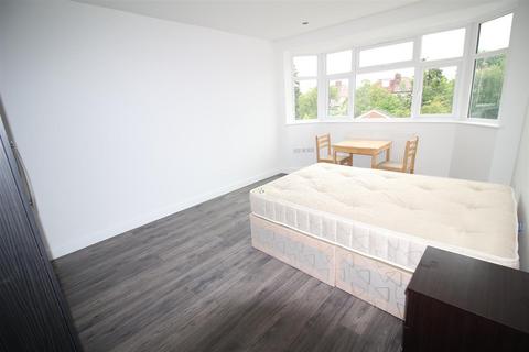 1 bedroom in a house share to rent, Kenton Lane, London