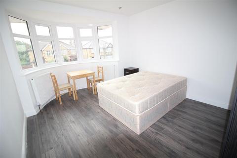 1 bedroom in a house share to rent, Kenton Lane, London