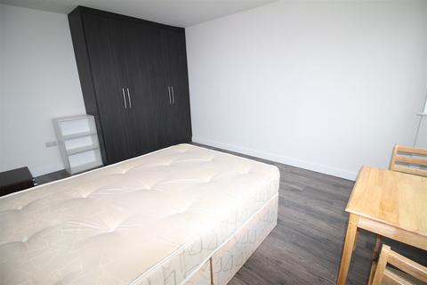 1 bedroom in a house share to rent, Kenton Lane, London