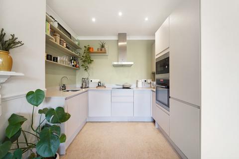 2 bedroom flat for sale, Winchester Avenue, London, NW6
