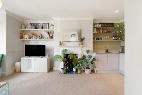 2 bedroom flat for sale, Winchester Avenue, London, NW6