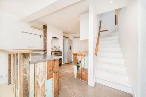 2 bedroom house to rent, Shacklewell Lane, London E8