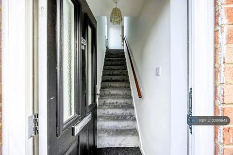 2 bedroom flat to rent, Beechwood Gardens, Caterham, CR3