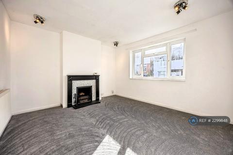 2 bedroom flat to rent, Beechwood Gardens, Caterham, CR3