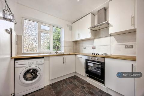 2 bedroom flat to rent, Beechwood Gardens, Caterham, CR3