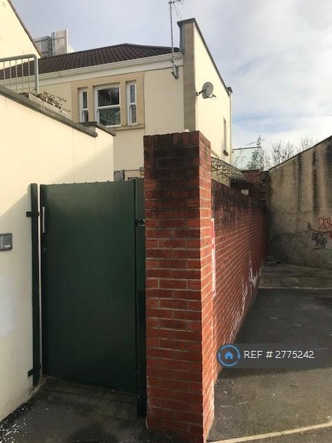 Access To Courtyard From Cairns Crescent