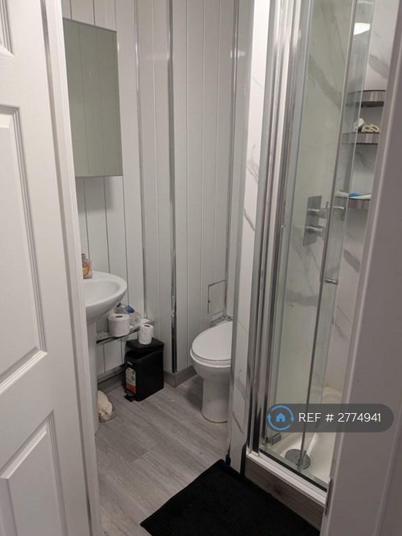 Room 5 - Ensuite