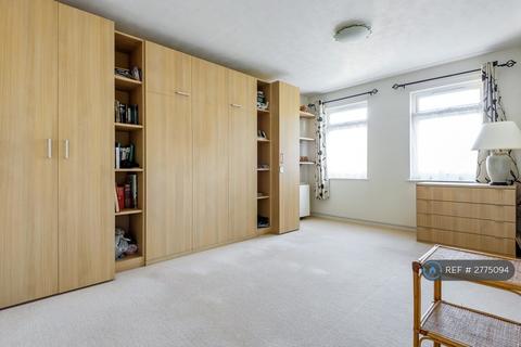 Studio to rent, Westcott Road, London, SE17