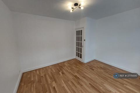 2 bedroom maisonette to rent, Queen Mary Road, London, SE19
