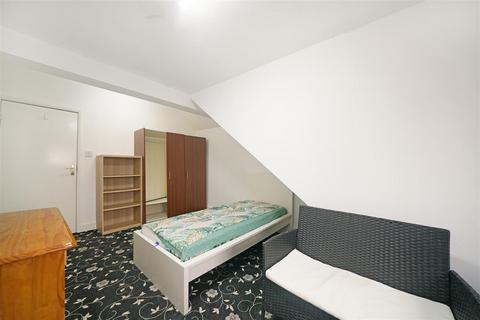 2 bedroom maisonette to rent, Charterhouse Avenue, Wembley