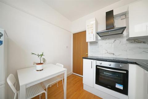 2 bedroom maisonette to rent, Charterhouse Avenue, Wembley