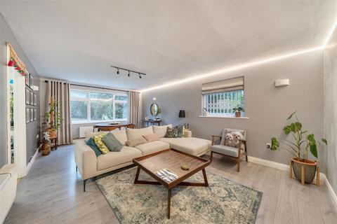 2 bedroom flat for sale, The Rutts, Bushey WD23