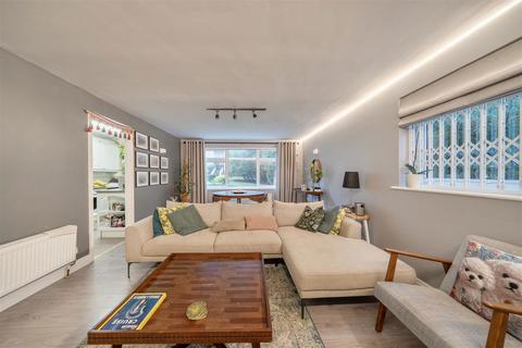 2 bedroom flat for sale, The Rutts, Bushey WD23