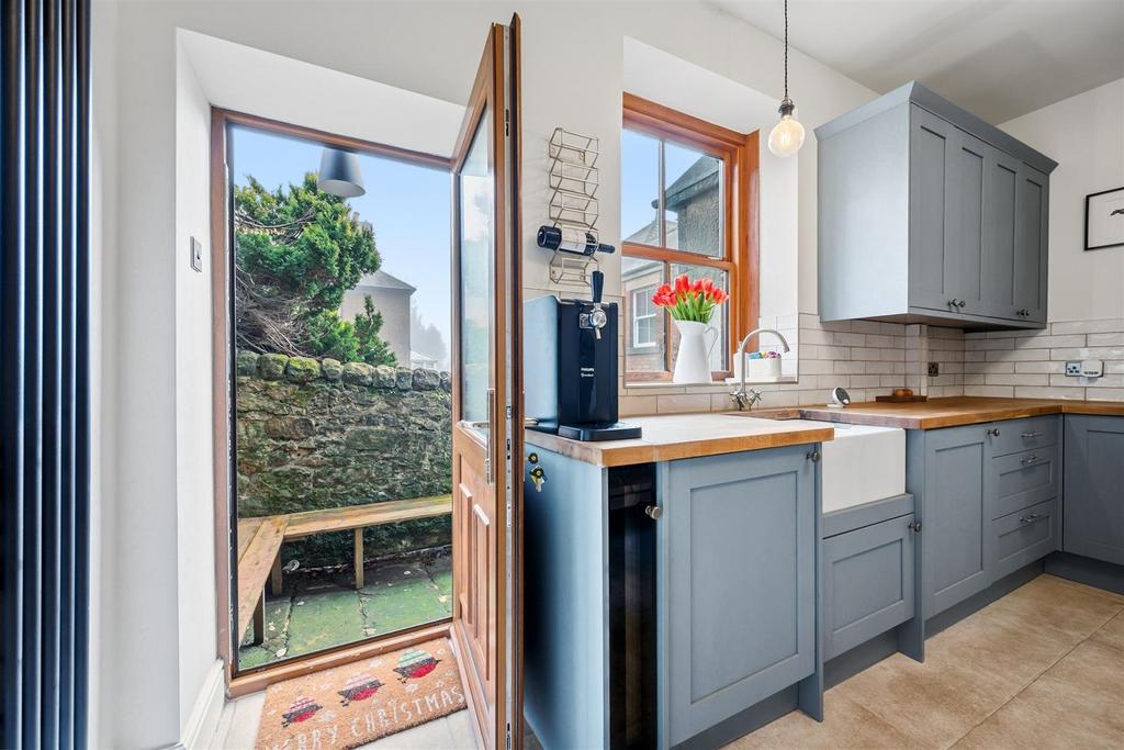 Kitchen-Diner to courtyard garden.jpg