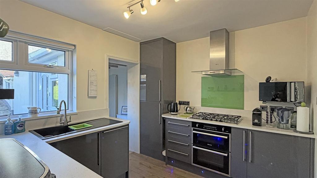 Kitchen 2.jpg