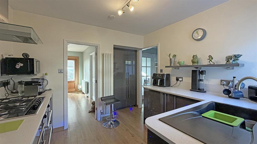 Kitchen 1.jpg