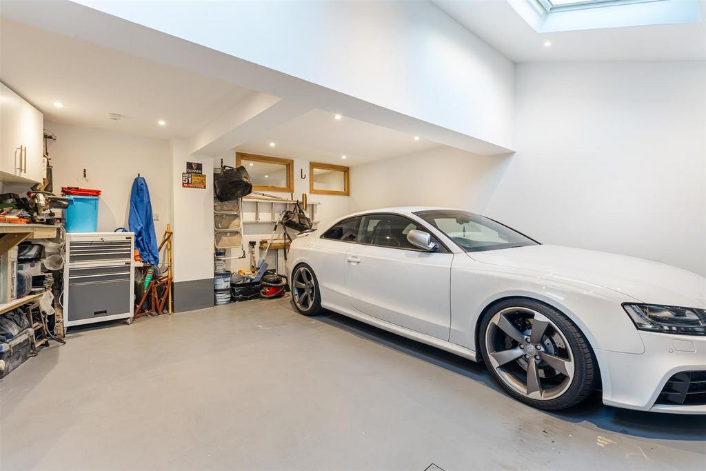 A07 - 7 Oakwood Close Dartmouth - 251117.jpg