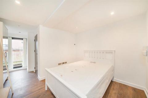 2 bedroom flat to rent, Balham High Road, London SW12