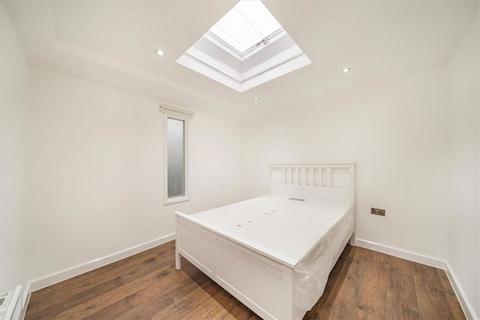 2 bedroom flat to rent, Balham High Road, London SW12