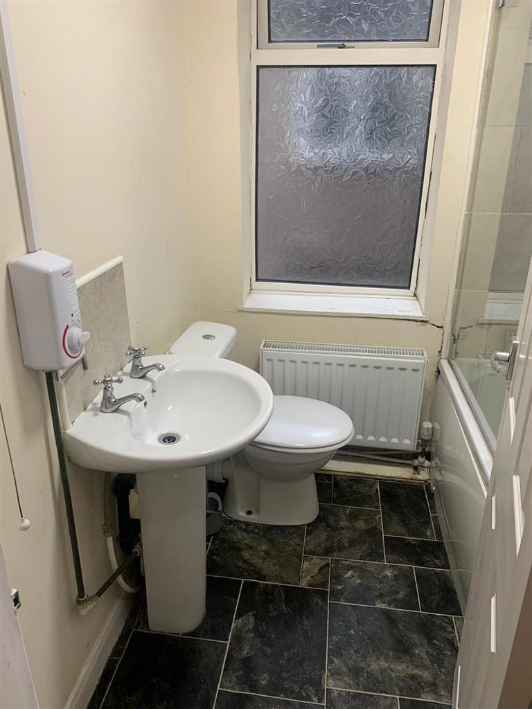 373 wellington - bathroom .jpg