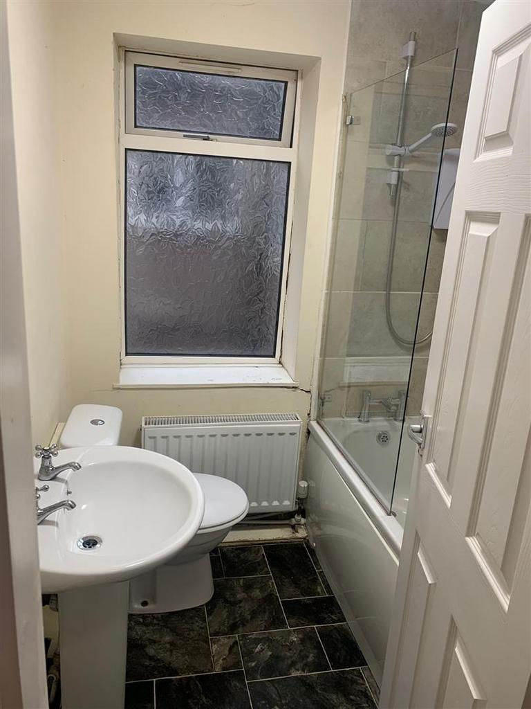 Bathroom 2 - 373 wellington .jpg