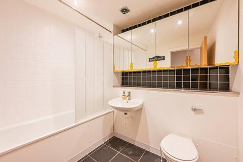 2 bedroom flat to rent, Sky Studios, Docklands, London, E16