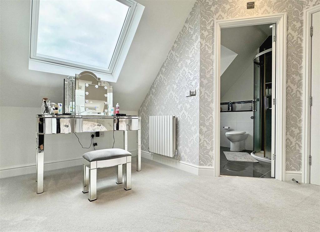 Bed 1 Dressing Area.jpg