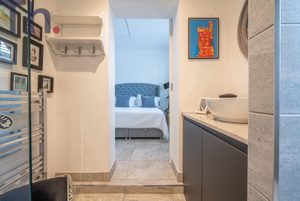 En-suite Shower &amp; Bedroom