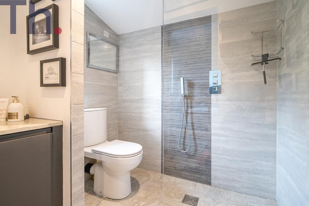 En-suite Shower