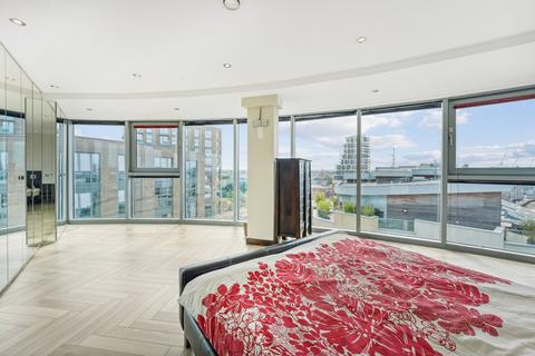 2 bedroom flat to rent, Bridges Court Road, London, SW11