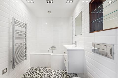 2 bedroom flat to rent, Bridges Court Road, London, SW11