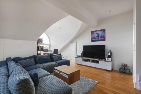 2 bedroom flat for sale, Consort Way, Horley, RH6
