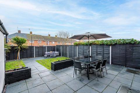 3 bedroom end of terrace house for sale, Hawthorn Avenue, Lowestoft