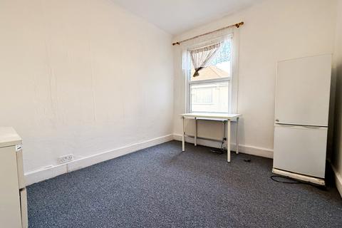 2 bedroom maisonette to rent, Nicholes Road, Hounslow, TW3