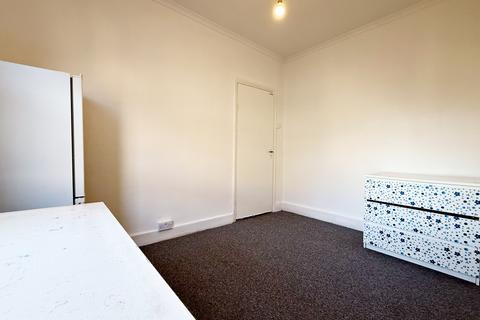 2 bedroom maisonette to rent, Nicholes Road, Hounslow, TW3