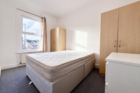 2 bedroom maisonette to rent, Nicholes Road, Hounslow, TW3