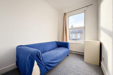 2 bedroom maisonette to rent, Nicholes Road, Hounslow, TW3