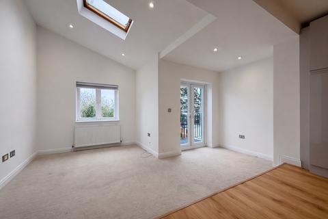 2 bedroom flat to rent, Romford RM1