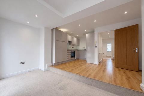 2 bedroom flat to rent, Romford RM1
