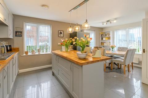 4 bedroom detached house for sale, Silverwoods Way, Kidderminster, DY11