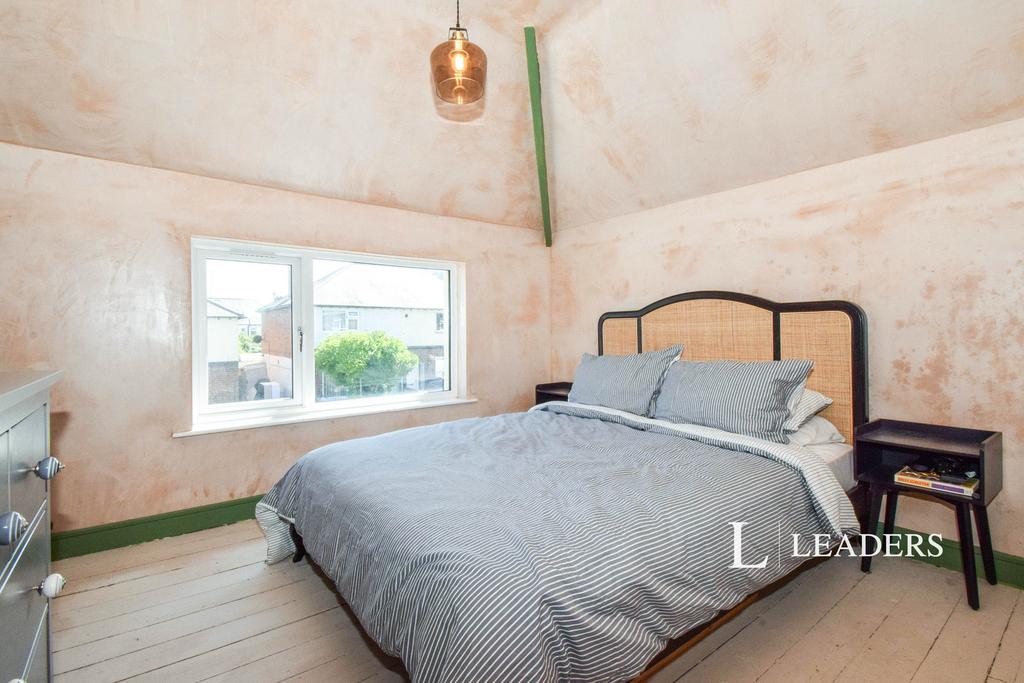 Master Bedroom (2)
