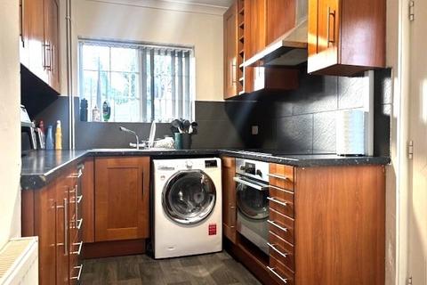 2 bedroom semi-detached house to rent, Drake Avenue, Worcester, Worcestershire, WR2 5RU