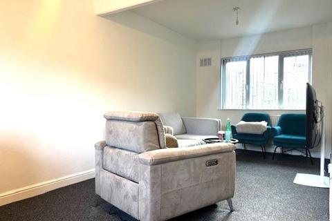 2 bedroom semi-detached house to rent, Drake Avenue, Worcester, Worcestershire, WR2 5RU