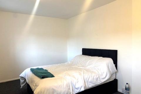 2 bedroom semi-detached house to rent, Drake Avenue, Worcester, Worcestershire, WR2 5RU