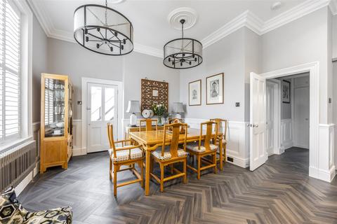 undefined, Wellington Square, Cheltenham